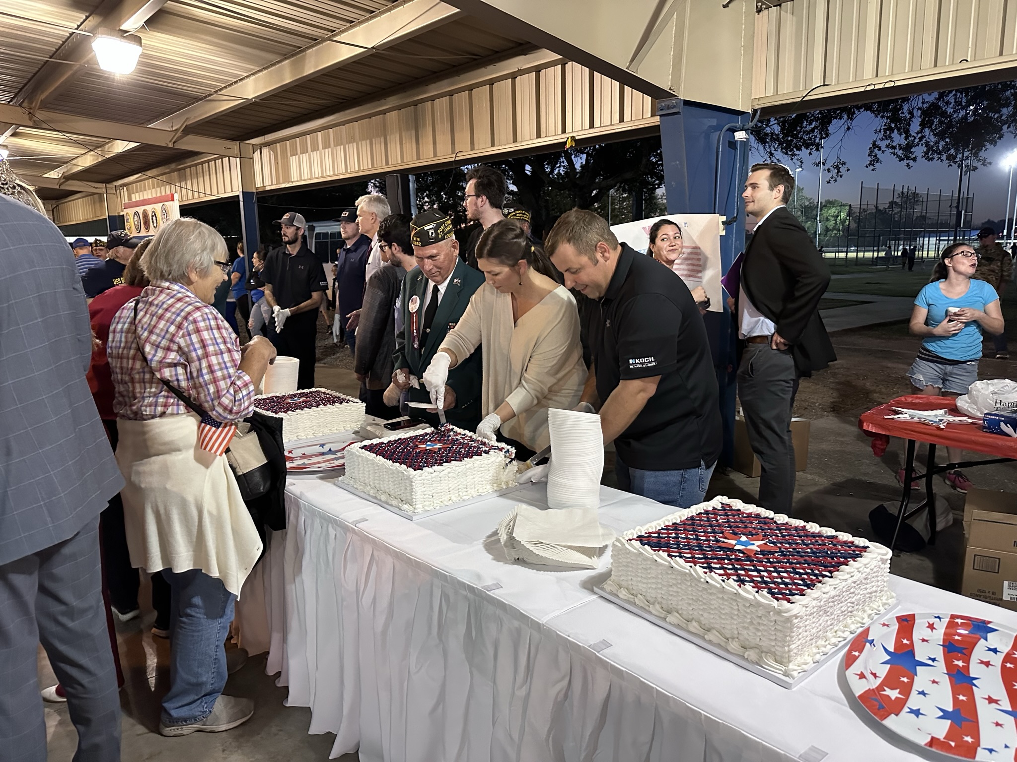 Employees_Serve_Cake